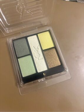 OMBRES 5 LUMIÈRES 5 COLOUR HARMONY
EYESHADOW Net Wt. 0.29 oz. 8,5 g